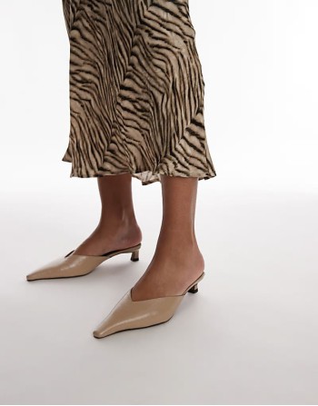 Dolly closed toe heels in taupe