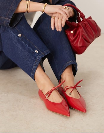 Lithe point-toe ballet with vamp tie in red