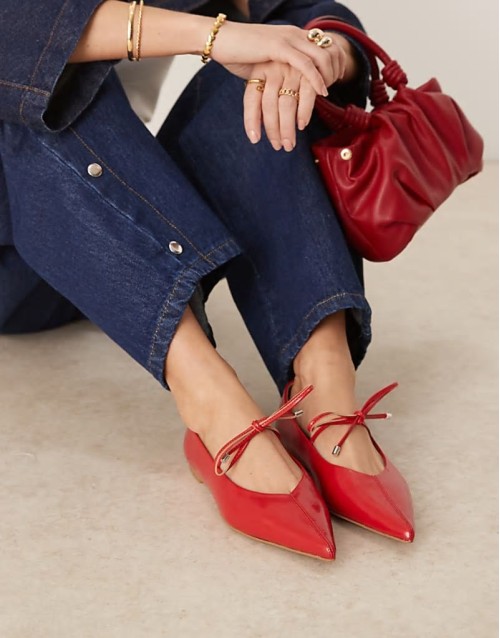 Lithe point-toe ballet with vamp tie in red