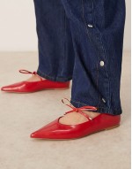 Lithe point-toe ballet with vamp tie in red
